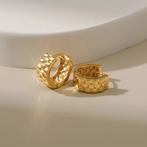 Detaillierte Makroansicht der 18K Goldcreolen mit geometrischer Waffelstruktur-Oberfläche