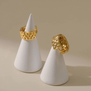 Klassische Creolen mit 18 Karat Vergoldung und Karomuster auf minimalistischen Halterungen