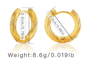 Detailansicht goldener gedrehter Creolen mit 2 cm Höhe und 2,2 cm Durchmesser