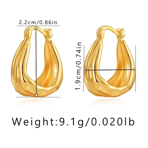 Dimensions détaillées des boucles d'oreilles dorées en forme de goutte, hauteur 2,2cm et largeur 1,9cm