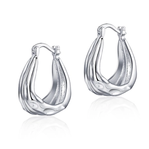 Boucles d'oreilles créoles en U argentées avec finition martelée et éclat métallique poli