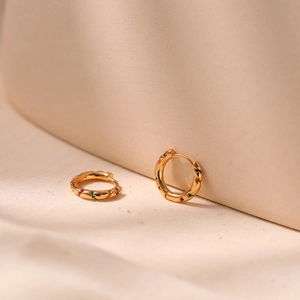 Orecchini a cerchio dorati minimalisti con zirconi multicolore per uno stile chic quotidiano