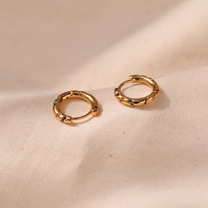 Eleganti orecchini a cerchio dorati con pietre di zircone multicolore micro-incastonate