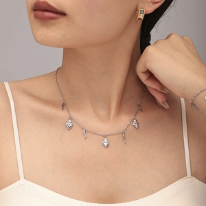Elegante Edelstahl-Halskette mit silbernen Herz- und Cornicello-Anhängern im Lagenlook