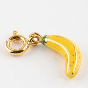 Vue détaillée d'un pendentif banane en émail jaune avec fermoir doré poli