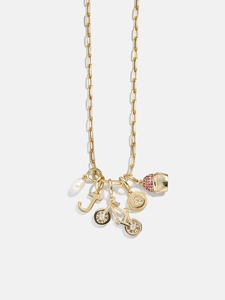 Détail du collier à maillons en or 18K avec perle, lettre J et plusieurs breloques
