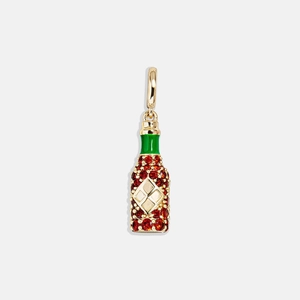 Détail d'un pendentif bouteille de sauce chili doré 18K avec cristaux rouges et émail