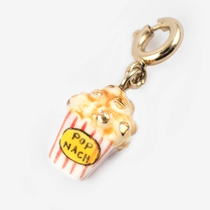 Détail d'un pendentif popcorn à rayures rouges avec fermoir en métal plaqué or 18K