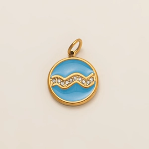 Vue macro détaillée du pendentif Verseau en or 18K avec émail bleu et petits zircons