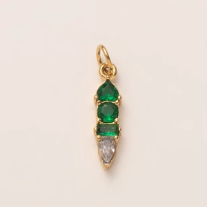 Détail d'un pendentif plaqué or 18 carats avec des pierres de zircon vertes et claires