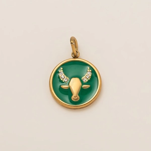 Détail macro du pendentif zodiaque Taureau plaqué or 18K avec émail vert et cristaux