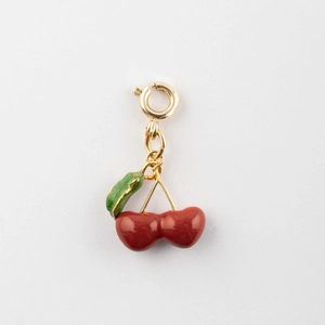 Vue macro détaillée du pendentif double cerise plaqué or 18K avec finition émail