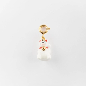 Détail du pendentif chat Maneki Neko plaqué or 18K avec un fermoir mousqueton doré brillant