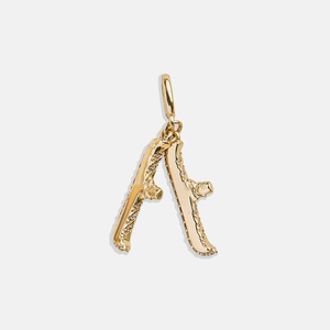 Vue macro détaillée du pendentif lettre A doré à texture bambou et serti de cristaux