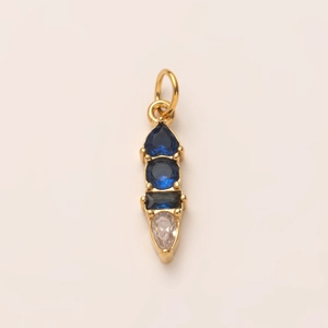 Détail du pendentif plaqué or 18 carats avec quatre pierres en zircon bleu et clair