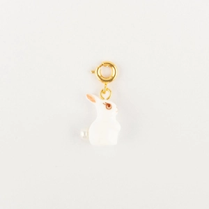 Détail du pendentif lapin plaqué or 18K avec corps en résine et perle blanche