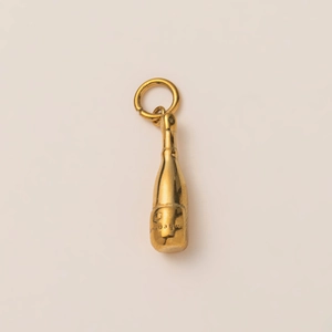 Detail van een champagnefles hanger gemaakt van 18k verguld roestvrij staal materiaal