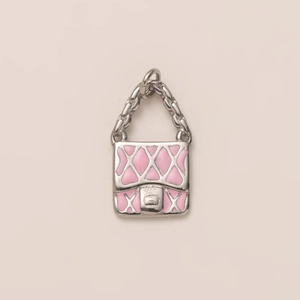 Dettaglio del ciondolo a borsa in smalto rosa con catena placcata in oro 18K di lusso