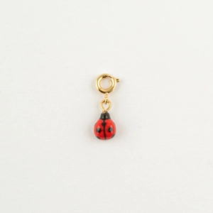 Détail du pendentif coccinelle rouge et noir avec fermoir plaqué or 18 carats