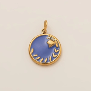 Détail du pendentif Bélier en or 18K avec émail bleu et accents de cristaux