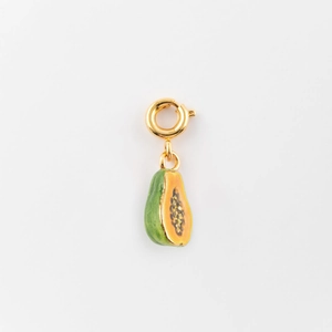 Détail du pendentif papaye plaqué or 18K avec pulpe d'orange et texture de peau verte