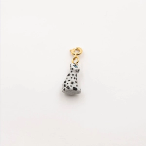 Détail macro du pendentif léopard en émail avec fermoir plaqué or 18K et taches noires