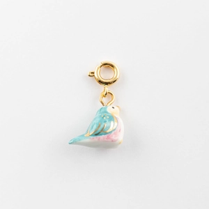 Détail du pendentif oiseau en céramique bleue plaqué or 18 carats avec fermoir à ressort