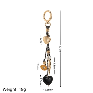 Détail d'une lanière cœur de 17 cm avec œil porte-bonheur et perles nacrées