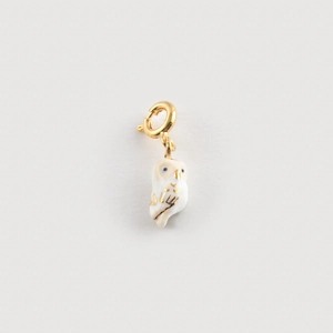 Vue détaillée d'un pendentif chouette en céramique avec bordures et fermoir dorés 18K