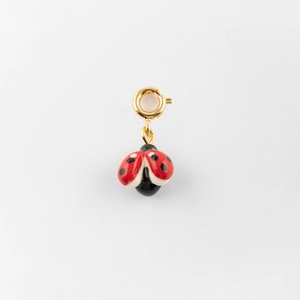 Gros plan du pendentif coccinelle plaqué or 18 carats avec finition émail rouge et fermoir