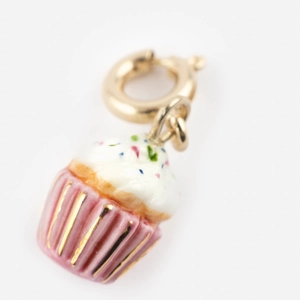 Détail du pendentif cupcake plaqué or 18 carats avec finition émail coloré