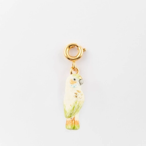 Détail du pendentif perroquet doré 18K avec ailes en émail coloré et fermoir à ressort