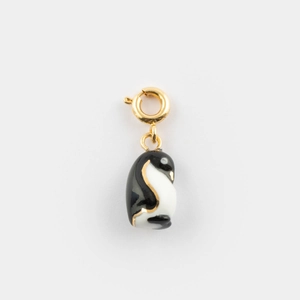 Détail d'un pendentif pingouin plaqué or 18 carats avec finition émail noir et blanc