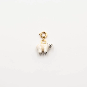 Détail d'un pendentif ours polaire plaqué or 18 carats avec finition émail blanc brillant