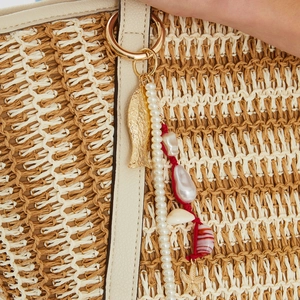 Sac à main en paille tressée avec anses en cuir et charms de perles et d'étoiles de mer