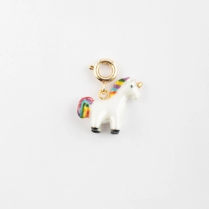 Vue détaillée du pendentif licorne blanche avec crinière arc-en-ciel et fermoir en or 18K