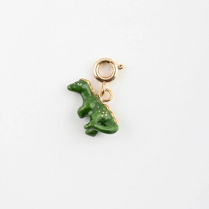 Détail du pendentif dinosaure en émail vert avec placage or 18K et fermoir à ressort