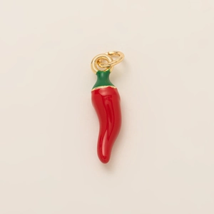 Detalle de un colgante de chile en esmalte rojo con anillos dobles bañados en oro 18K