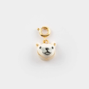 Détail d'un pendentif ours polaire avec fermoir doré et finition en émail poli