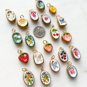 Handbemalte Emaille-Anhänger mit Erdbeer- und Blumenmotiven und 18K Goldrand