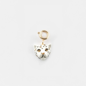 Vue détaillée du pendentif tête de léopard avec fermoir doré et motifs tachetés
