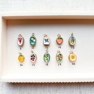 Set aus 10 Vintage 18K vergoldeten Erdbeer- und Blumen-Emaille-Anhängern auf Tablett