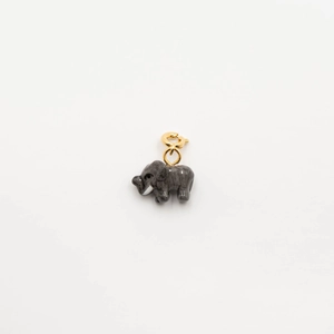 Détail d'un pendentif éléphant plaqué or 18K avec une finition texturée grise