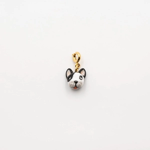 Pendentif Bouledogue Français détaillé plaqué or 18 carats avec émail noir et blanc