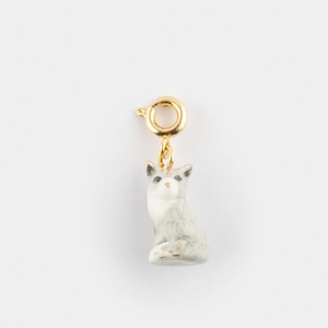 Détail d'un pendentif loup en céramique peint à la main avec fermoir doré à l'or 18K