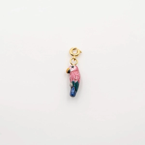 Vue détaillée d'un pendentif perroquet coloré avec fermoir plaqué or 18 carats