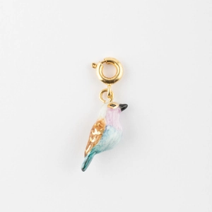 Vue macro détaillée du pendentif oiseau en émail avec finition plaquée or 18 carats