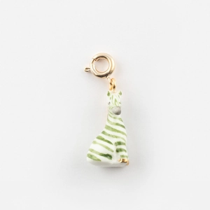 Détail du pendentif zèbre plaqué or 18 carats avec rayures en émail vert sur céramique