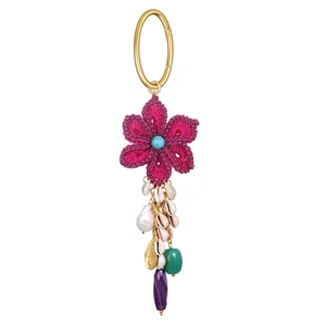 Porte-clés plaqué or 18K avec fleur au crochet, perle baroque et breloques coquillages