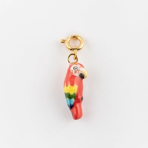 Vue détaillée du pendentif perroquet avec émail coloré et fermoir à ressort doré 18 carats